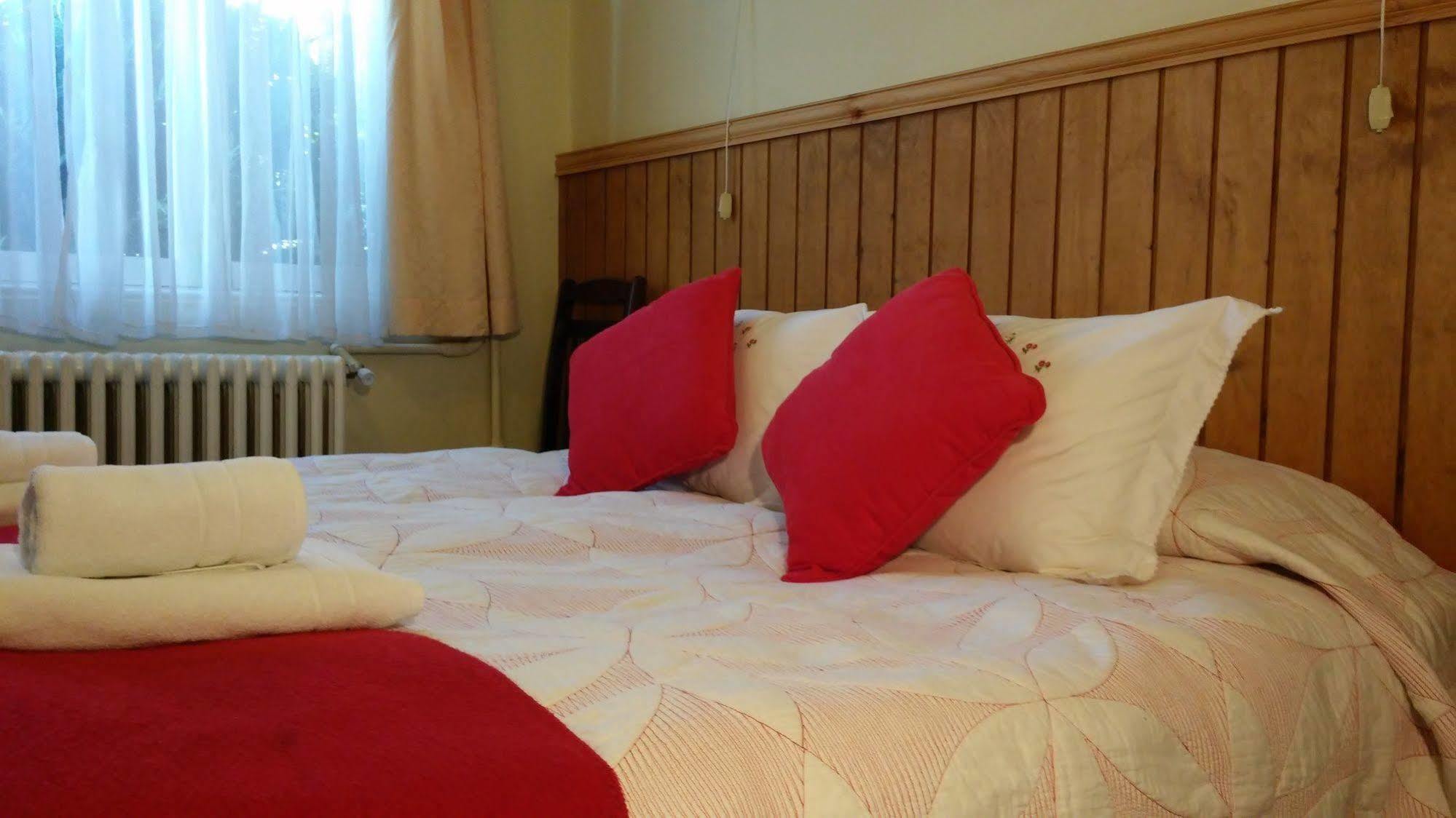 Hostal Y Cabanas Ainil Пунта-Аренас Экстерьер фото
